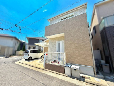 【玄関】 | 茱萸木３丁目　中古一戸建 | ファミリーマートまで徒歩９分♪サンドラッグまで徒歩９分♪イオンそよら金剛まで徒歩１９分♪お買い物に便利な立地ですね！