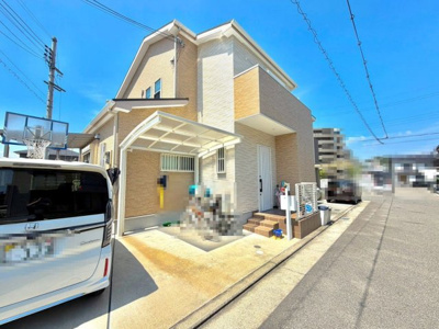 【玄関】 | 茱萸木３丁目　中古一戸建 | 前面道路幅は約６mと広く、開放感がございます♪