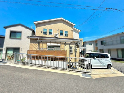 【前面道路含む現地写真】 | 茱萸木３丁目　中古一戸建 | 【ＬＤＫ約１６．５帖】３面採光の明るいリビングは、ご家族の憩いの空間。居心地の良い快適な安らぎの場所にもなりそうです♪
