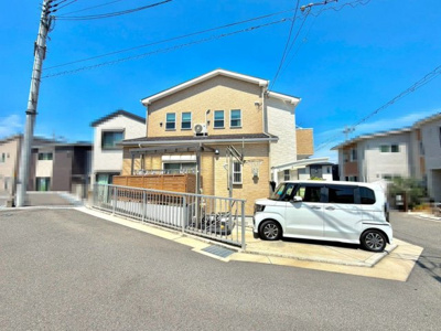 【外観】 | 茱萸木３丁目　中古一戸建 | 【対面式キッチンですよ】家族と会話しながら楽しくお料理できますね♪床下収納があるので、ストックや保存食の保管にも便利です！