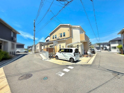 【前面道路含む現地写真】 | 茱萸木３丁目　中古一戸建 | ゆとりのある洗面室ですよ！朝の身支度もスムーズにできますね♪玄関入ってすぐに洗面室があるので、帰宅後すぐに手洗いうがいができますよ♪