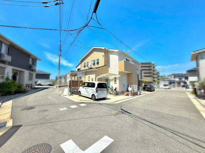 【前面道路含む現地写真】 | 茱萸木３丁目　中古一戸建 | ☆家族を身近に感じる住まい☆『ただいま』『おかえり』の声を自然にかけられる、家族を身近に感じるリビング階段♪