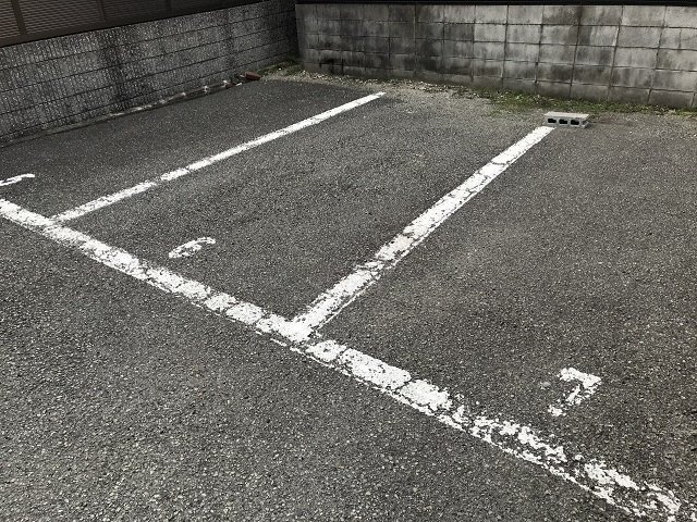 ハニーサイド塩屋の駐車場