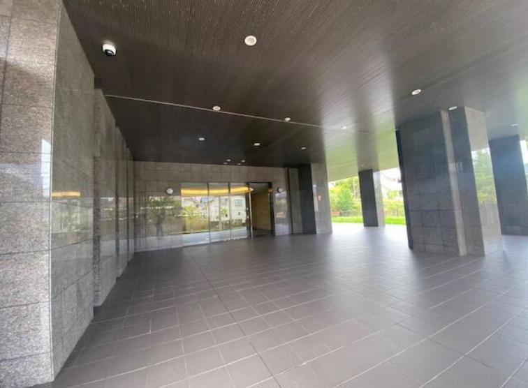 リーデンススクエア学園東町のエントランス