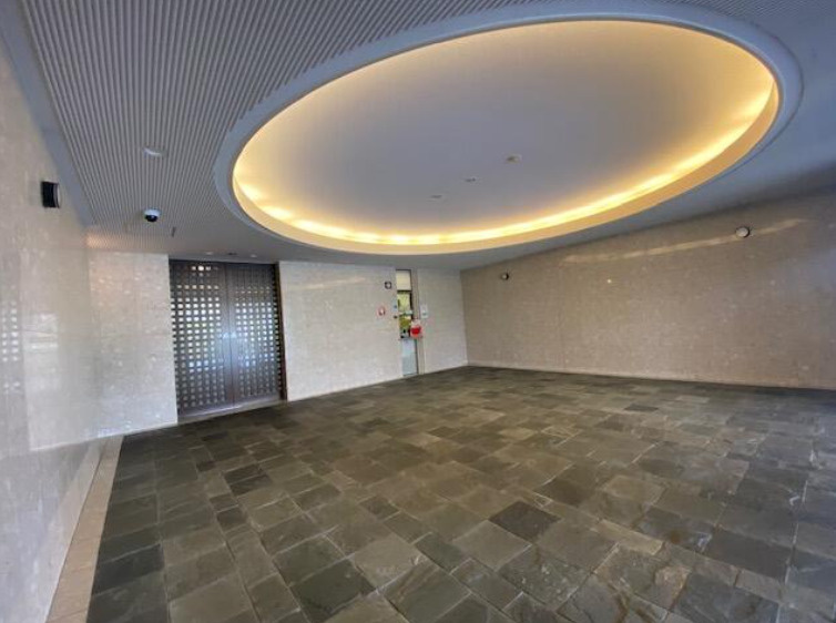 リーデンススクエア学園東町のエントランス