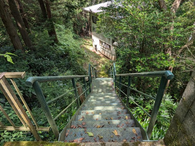 函南町　南箱根ダイヤランドの外観|駐車場・前面道路から階段を下りる物件です。