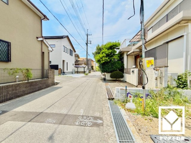 ハートフルタウン尼崎東園田3丁目の前面道路含む現地写真|駐車スペースを並列2台分確保。重い荷物や雨の日の移動もスムーズで、快適なカーライフを実現。来客時にも便利です。