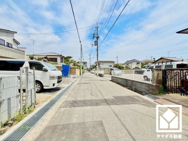 ハートフルタウン尼崎東園田3丁目の前面道路含む現地写真|ZEH水準の優れた断熱・省エネ性能を備えており、毎日の冷暖房効率を高めます。日々の暮らしの快適性にも配慮された住まいです。