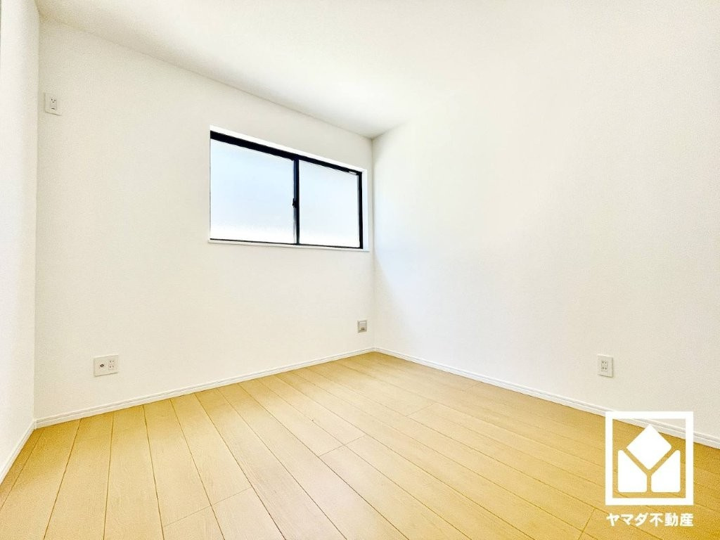 ハートフルタウン尼崎東園田3丁目の洋室|約4.87帖の2階洋室です。全居室に窓がございます。明るい陽光がたっぷり差し込む心地よい生活空間です。（建築中の写真です）