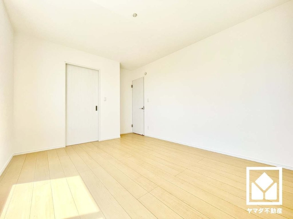 ハートフルタウン尼崎東園田3丁目の洋室|約7.68帖の2階洋室です。全居室フローリングでお掃除ラクラク。全居室に収納もございますので、お部屋の広さを最大限に活用できます。（建築中の写真です）