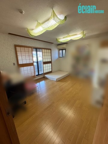 明石市朝霧東町3丁目の洋室|間取りは7SLＤＫです。まるで旅館。高台に広がる豊かな緑、ゆとりある敷地が生み出すプライベート空間。お問い合わせお待ちしております。