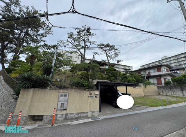明石市朝霧東町3丁目の外観|重厚感ある玄関アプローチ、高台の静かな住宅街に佇む和モダン邸宅。