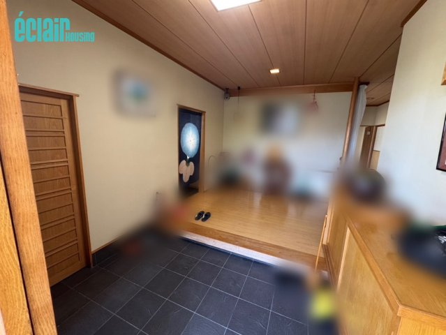 明石市朝霧東町3丁目の玄関|間取りは7SLＤＫです。まるで旅館。高台に広がる豊かな緑、ゆとりある敷地が生み出すプライベート空間。お問い合わせお待ちしております。
