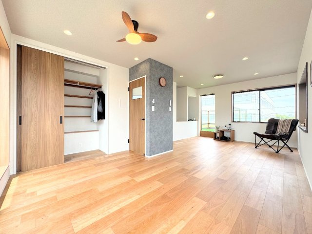 戸塚区上矢部町　中古戸建ての洋室|◆ご家族の1日が始まり、1日が終わりを締めくくる洗面空間。洗濯機を配置しても十分なスペースを確保した設計となっております。(家具はイメージです)
