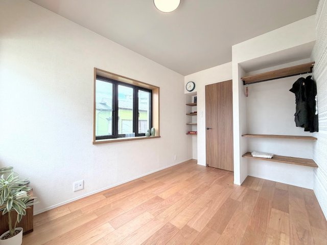 戸塚区上矢部町　中古戸建ての洋室|◆子どものスタディ空間として、あるいは書斎やホビールームとして生活スタイルに合わせて使えるプライベートルーム。居心地のいい落ち着いたインテリアが似合います。
