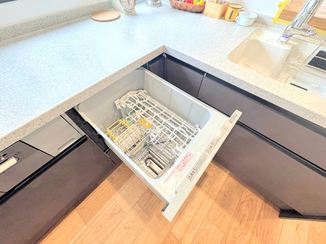 戸塚区上矢部町　中古戸建てのキッチン|◆食後の食器洗いは食洗機にお任せ！ご家族と団らんの時間を。家事の時短に効果大の食洗器付き。高温洗浄、節水効果もございます。