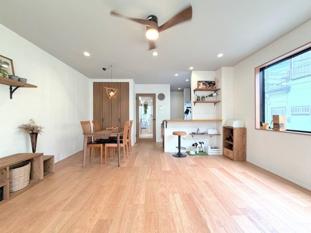 戸塚区上矢部町　中古戸建ての居間・リビング|◆一家だんらんのスペースとなるＬＤＫ。窓から明るい光が差し込み、思わず家族の会話も弾む快適な空間。(家具はイメージです)