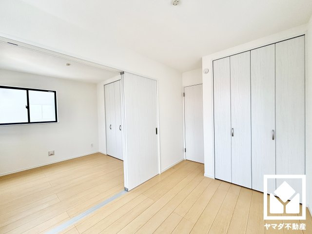 ハートフルタウン尼崎東園田3丁目の洋室|約4.5帖の2階西側洋室です。全居室にクローゼットがございますので、お部屋の広さを最大限に活用できます。