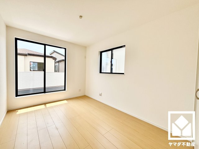 ハートフルタウン尼崎東園田3丁目の寝室|約6.5帖の2階洋室です。全居室2面採光。明るい陽光がたっぷり差し込む心地よい生活空間です。