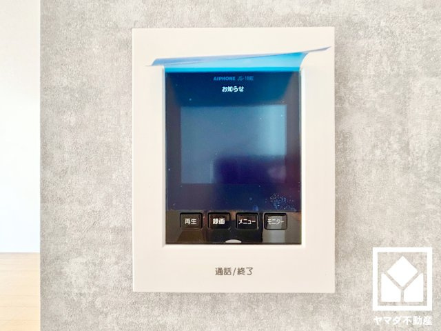 ハートフルタウン尼崎東園田3丁目の防犯設備|突然の来訪時にも防犯面で心強いモニター付きインターホンを設置。お留守番中のお子様も、室内からスムーズに相手の確認ができます。