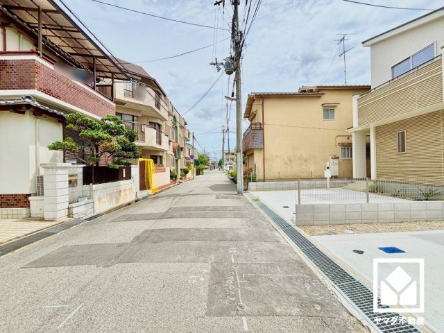 ハートフルタウン尼崎東園田3丁目の前面道路含む現地写真|前面道路幅員約6.09mとゆったりとした広さがあるのでファミリーカー等の車の出入りもしやすい立地です。