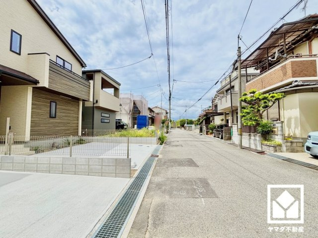 ハートフルタウン尼崎東園田3丁目の前面道路含む現地写真|ZEH水準の優れた断熱・省エネ性能を備えており、毎日の冷暖房効率を高めます。日々の暮らしの快適性にも配慮された住まいです。