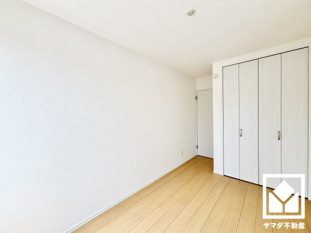 ハートフルタウン尼崎東園田3丁目の洋室|約5.18帖の2階洋室です。独立したお部屋なのでプライベートな時間をゆったり過ごせそうです。