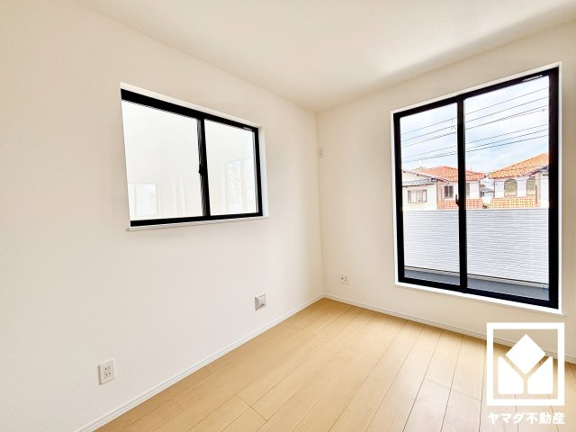 ハートフルタウン尼崎東園田3丁目の洋室|約4.5帖の2階西側洋室です。バルコニーにつながるお部屋で、通風・陽当たり良好。