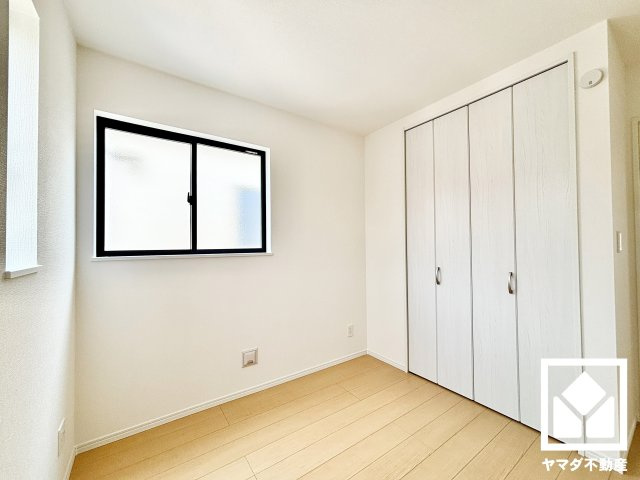 ハートフルタウン尼崎東園田3丁目の洋室|約4.5帖の2階東側洋室です。全居室フローリングでお掃除ラクラクです。