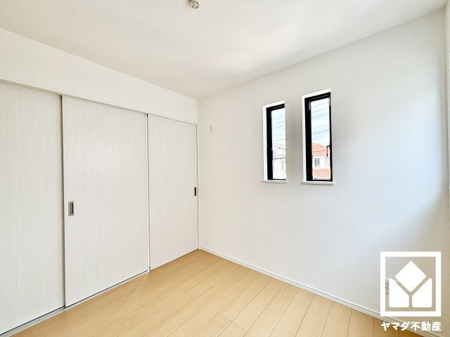 ハートフルタウン尼崎東園田3丁目の洋室|約4.5帖の2階東側洋室です。おしゃれなインテリアが映える明るい洋室で、リラックスしたひとときを過ごせます。