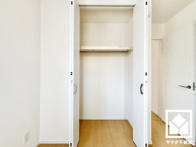 ハートフルタウン尼崎東園田3丁目の収納|新たに家具を買わなくても良いので、ハンガーパイプ付きのクローゼットは嬉しいですね。