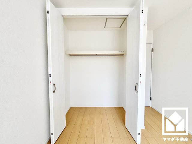 ハートフルタウン尼崎東園田3丁目の収納|奥行きがあり、収納力のあるクローゼットです。お洋服はもちろん、スーツケースなどの大物もしっかり収納できます。
