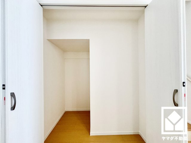 ハートフルタウン尼崎東園田3丁目の収納|リビングに階段下を活用した収納スペースがあり、住空間を広々お使いいただけます。日用品のストックなどもすっきり片付きます。キッチンの横に配置されているため、パントリーとしてもご活用いただけそうです。
