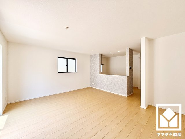 ハートフルタウン尼崎東園田3丁目の居間・リビング|広々18帖のLDKが魅力。家族全員がリラックスできる、ゆったりとした快適リビングで温かい団らんの時間を。
