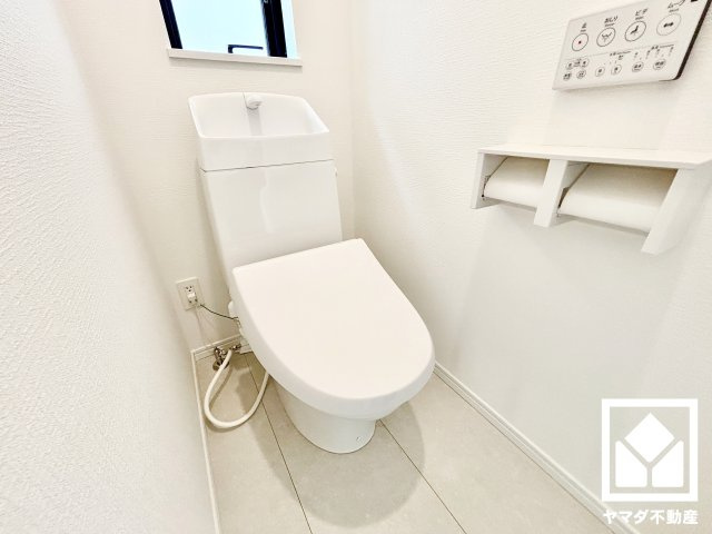ハートフルタウン尼崎東園田3丁目のトイレ|明るく清潔感溢れるトイレです。1階・2階の2か所に設置されているので、朝の忙しい時間帯も混雑を避けやすい間取りです。温水洗浄便座付きで、季節を問わずいつでも温かい便座をお使いいただけます。