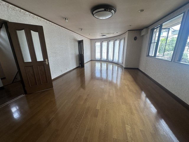 豊中市緑丘一丁目30-3の居間・リビング|床暖付