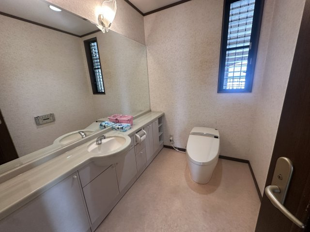 豊中市緑丘一丁目30-3のトイレ|小さい部屋ほどある広いトイレです。