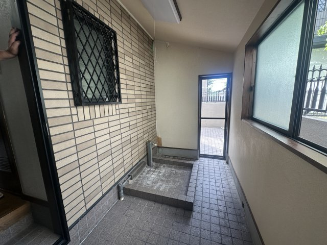 豊中市緑丘一丁目30-3のその他共用部分|土間部分の選択スペースは、よごれた服を室内に入る前に洗濯機にいれて洗えるよう考えられてます。遊びざかりの子供さん、アウトドア好きな方には便利なスペースです。