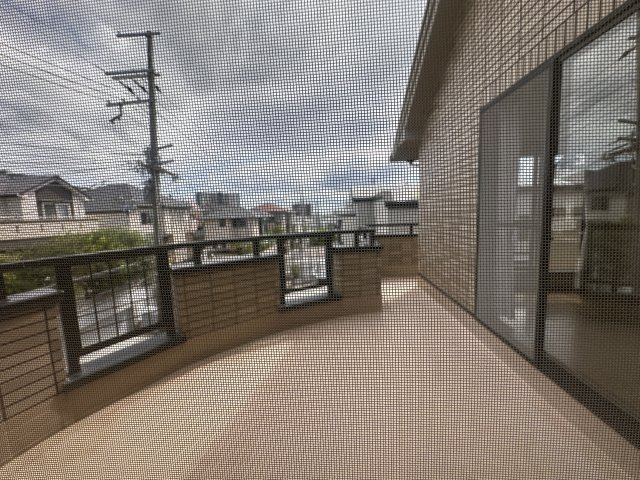 豊中市緑丘一丁目30-3のバルコニー|バーベキューリクライニングチェア設置・植栽等・その他色んな用途に利用可能な広さです。