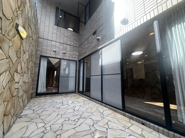 豊中市緑丘一丁目30-3のその他|１階部分のドライエリアです。第２リビング直結でバーキュー・トレーニングスペース・子供用プールと利用用途多数で家族にうれしいスペースです。