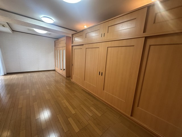 豊中市緑丘一丁目30-3の収納|オーダーメード備え付け家具の部屋です。