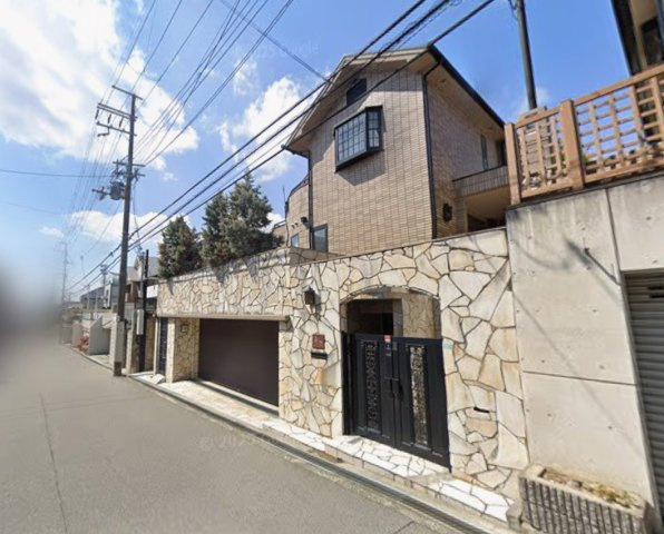 豊中市緑丘一丁目30-3の前面道路含む現地写真