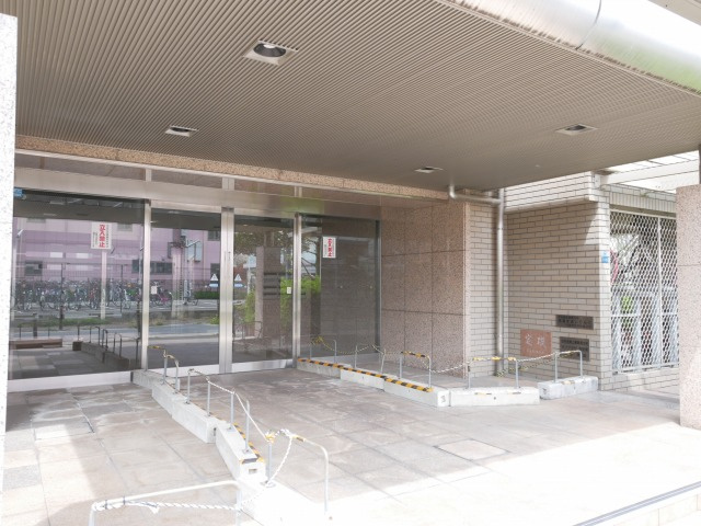 サンプラザ湯里南のエントランス
