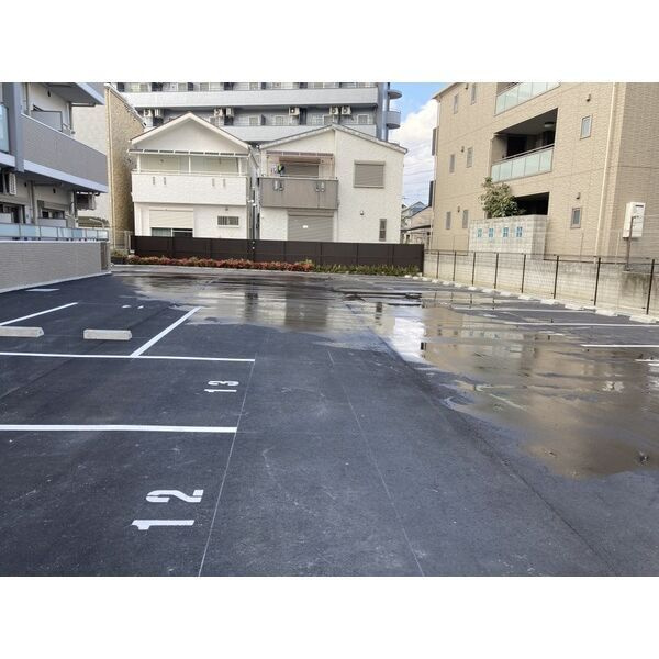 ビエラコート岸部中の駐車場