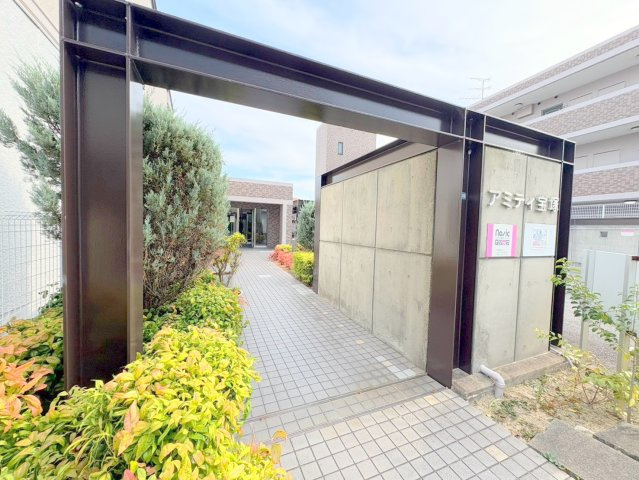 アミティ宝塚Bのエントランス|ゆとりのあるエントランスです