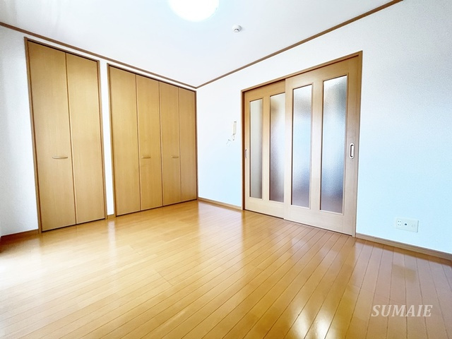 シャイン王子神谷の洋室|収納が多い居室☆
