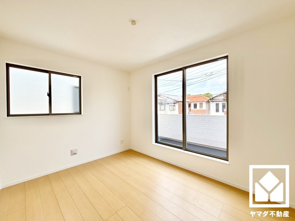 ハートフルタウン尼崎東園田3丁目の洋室|約6帖の2階西側洋室です。全居室バルコニーに面した2面採光のお部屋となっております。風通しが良く、明るい陽光がたっぷり差し込む心地よい生活空間です。