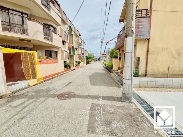 ハートフルタウン尼崎東園田3丁目の前面道路含む現地写真|駐車スペースを並列2台分確保。重い荷物や雨の日の移動もスムーズで、快適なカーライフを実現。来客時にも便利です。
