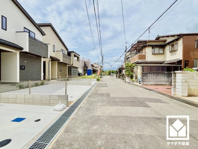 ハートフルタウン尼崎東園田3丁目の前面道路含む現地写真|前面道路幅員約6.09mとゆったりとした広さがあるのでファミリーカー等の車の出入りもしやすい立地です。
