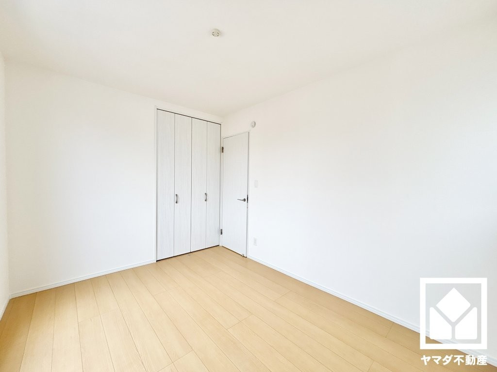 ハートフルタウン尼崎東園田3丁目の洋室|約6帖の2階西側洋室です。全居室にクローゼットがございますので、お部屋の広さを最大限に活用できます。